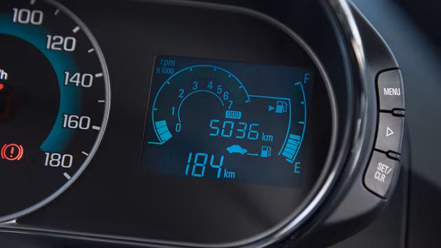 Trên mẫu xe mới này, nó được trang bị đồng hồ mới, vô lăng 3 chấu tích hợp các nút bấm bên phía tay phải. Trang bị giải trí của xe cũng bao gồm các tính năng mới nhất hiện nay như màn hình giair trí đa phương tiện tích hợp kết nối các thiết bị di động mới nhất hiện nay.