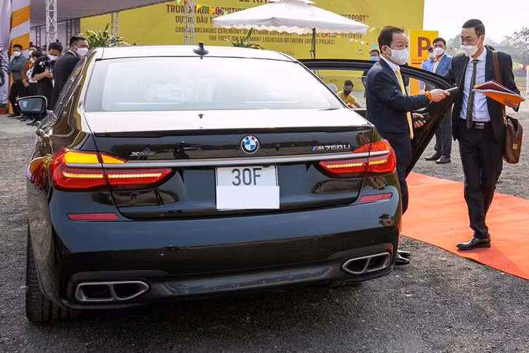 Chiếc BMW M760Li này được xem là độc nhất Việt Nam và mang trên mình khối động cơ V12 dung tích 6,6 lít kết hợp với hộp số tự động 8 cấp, sản sinh công suất tối đa 600 mã lực và mô-men xoắn cực đại 800 Nm.