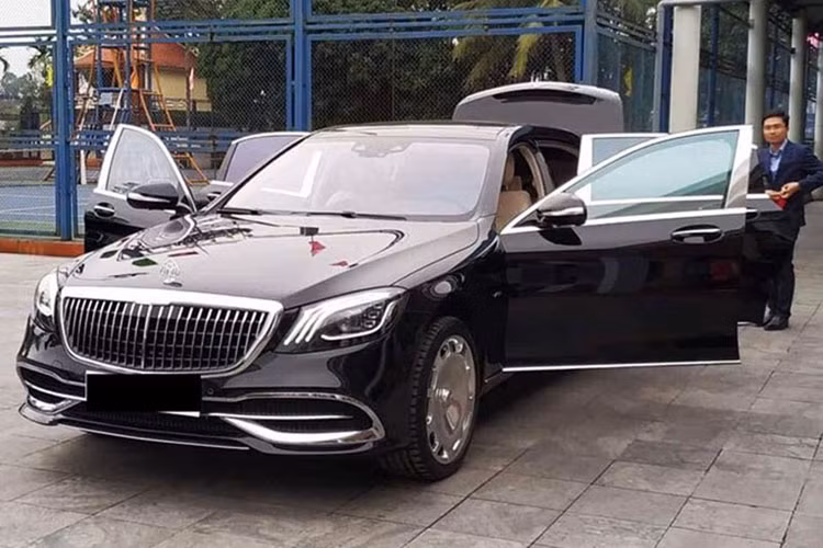 Và cuối cùng là chiếc xe siêu sang Mercedes-Maybach S650 có giá hơn 17 tỷ đồng của gia đình chồng sắp cưới Hoa hậu Đỗ Mỹ Linh. Xe sở hữu khối động cơ V12 tăng áp kép 6.0L cho ra công suất 630 mã lực và 1.000 Nm. Đi kèm với đó là hộp số tự động 7 cấp 7G-Tronic Plus cùng hệ dẫn động cầu sau. 