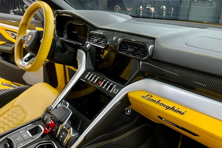 Được biết trước khi về nước, chiếc Urus này cũng từng được thiếu gia nhà bầu Hiển sử dụng ở nước ngoài. Đây là chiếc Urus đầu tiên tại Việt Nam sở hữu những tuỳ chọn cá nhân hoá. Xe sở hữu cỗ máy V8 tăng áp kép, sản sinh công suất 650 mã lực và mô-men xoắn 850 Nm, đi kèm hộp số tự động 8 cấp và hệ dẫn động là 4 bánh toàn thời gian.