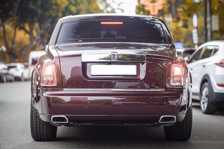 Nhiều khả năng trong đám cưới của cậu út nhà bầu Hiển với Hoa hậu Đỗ Mỹ Linh vào ngày 23/10 tới đây, Rolls-Royce Phantom Hoà Bình &amp; Vinh Quang làm xe rước dâu. Chiếc xe này được bầu Hiển đặt mua chính hãng và khá nổi tiếng khi xe về nước gần 2 năm, chủ nhân mới chịu nhận bàn giao và ra biển số. "Hoà Bình &amp; Vinh Quang" cũng là tên của hai người con trai bầu Hiển. 