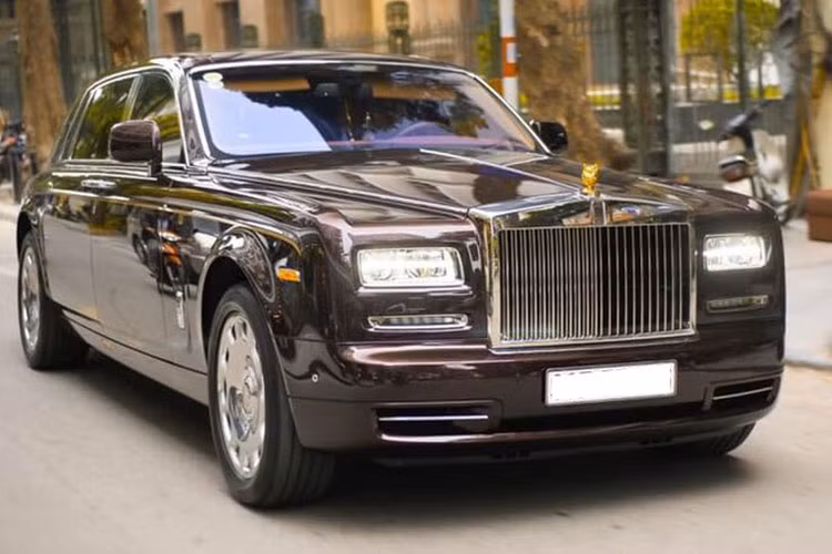 Được biết, nhà chồng sắp cưới Hoa hậu Đỗ Mỹ Linh ngoài việc nổi tiếng là Chủ tịch của nhiều tập đoàn và câu lạc bộ bóng đá còn có bộ sưu tập xe rất ấn tượng, ước tính trên 150 tỷ đồng. Trong số này, Rolls-Royce Phantom Peace &amp; Glory có giá hơn 80 tỷ đồng và chỉ có đúng một chiếc trên thế giới.