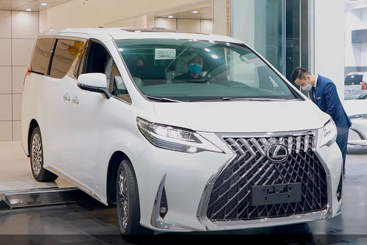 Ngoài ra, trong dàn xe SUV còn có Lexus LM 350 phiên bản 4 chỗ ngồi màu trắng mới được anh chồng sắp cưới của Hoa hậu Đỗ Mỹ Linh mua về trải nghiệm vào hồi đầu năm nay.