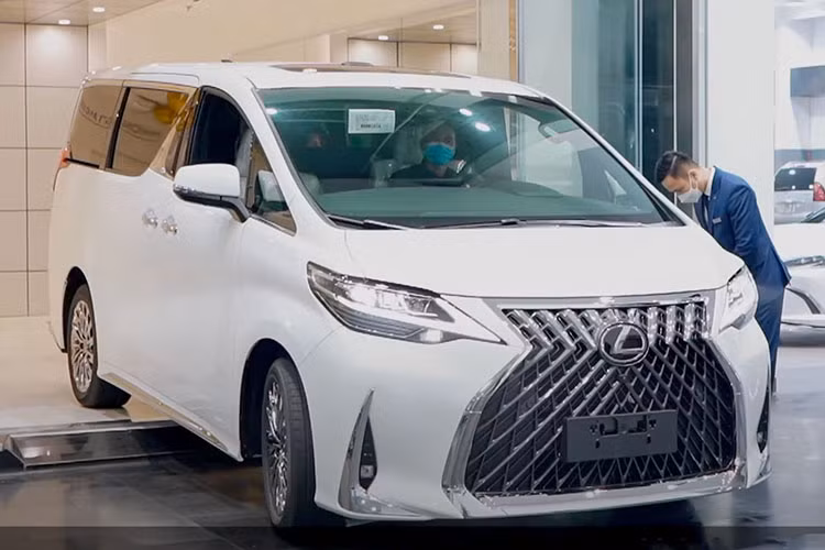 Ngoài ra, trong dàn xe SUV còn có Lexus LM 350 phiên bản 4 chỗ ngồi màu trắng mới được anh chồng sắp cưới của Hoa hậu Đỗ Mỹ Linh mua về trải nghiệm vào hồi đầu năm nay.