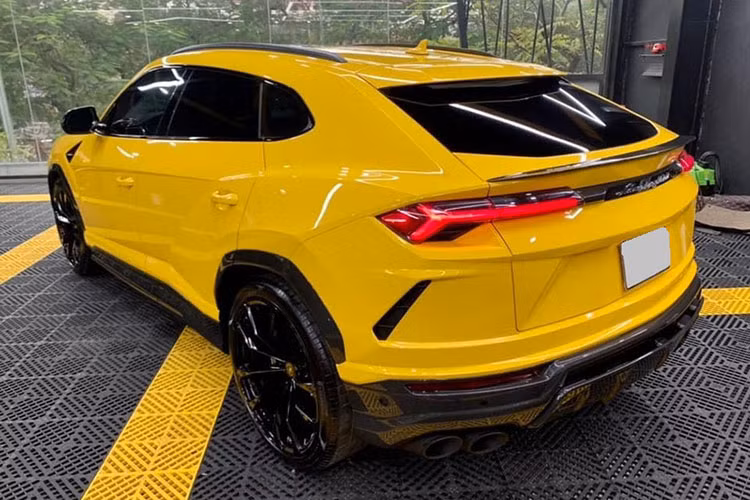 Ước tính siêu SUV Lamborghini Urus của thiếu gia nhà bầu Hiển có giá không dưới 20 tỷ đồng khi về nước, như vậy, tổng số tiền sau khi xe ra biển Hà Nội sẽ vào khoảng trên 22 tỷ đồng. Riêng tiền lệ phí trước bạ đã đáng giá bằng cả một chiếc xe sang hiện đang bán tại Việt Nam. 