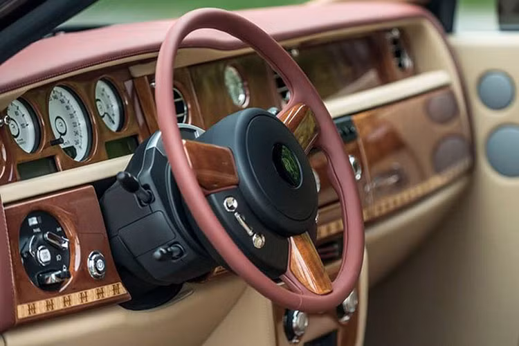 Tính cá nhân hóa của xe còn có sự xuất hiện của chữ H bên hông xe hay thêu trên tựa đầu ghế ngồi, cầm tinh là con Hổ nên bầu Hiển đã yêu cầu đại lý chính hãng trong nước thay logo Spirit of Ecstasy phía đầu xe bằng logo hình đầu hổ được mạ vàng.