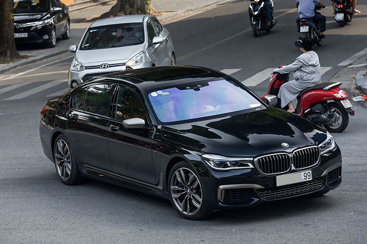 Ngoài ra, trong dàn xe sang còn một chiếc BMW M760Li xDrive được cho là của bầu Hiển thường xuyên sử dụng. Tại Việt Nam, BMW M760Li xDrive được phân phối chính hãng với mức giá lên tới hơn 13 tỷ đồng.