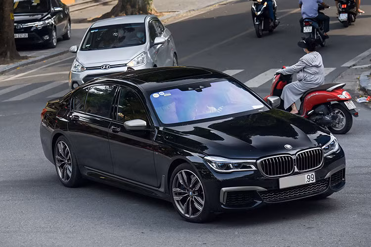 Ngoài ra, trong dàn xe sang còn một chiếc BMW M760Li xDrive được cho là của bầu Hiển thường xuyên sử dụng. Tại Việt Nam, BMW M760Li xDrive được phân phối chính hãng với mức giá lên tới hơn 13 tỷ đồng.