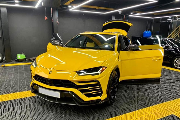 Đã nhắc đến dàn xe SUV của nhà bầu Hiển không thể quên được Lamborghini Urus, chiếc siêu SUV từng được mệnh danh nhanh nhất thế giới. chiếc siêu SUV Lamborghini Urus này được cho thuộc sở hữu của chồng sắp cưới của Hoa hậu Đỗ Mỹ Linh - ông Đỗ Quang Vinh. 
