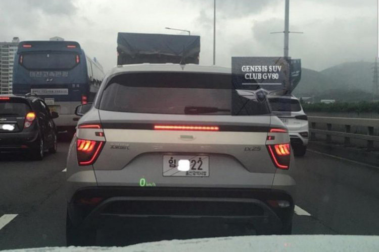 Từng được ra mắt tịa triển lãm Ô tô Thượng Hải 2019, chiếc Hyundai ix25 mới chạy trên đường phố Hàn Quốc không hề được ngụy trang. So với xe trưng bày tại thị trường Quốc vừa qua, chiếc Hyundai ix25 2019 mới chạy trên đường phố Hàn Quốc chỉ khác ở thiết kế lưới tản nhiệt trước.
