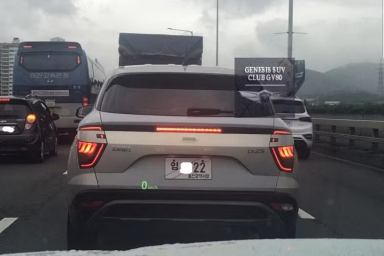 Từng được ra mắt tịa triển lãm Ô tô Thượng Hải 2019, chiếc Hyundai ix25 mới chạy trên đường phố Hàn Quốc không hề được ngụy trang. So với xe trưng bày tại thị trường Quốc vừa qua, chiếc Hyundai ix25 2019 mới chạy trên đường phố Hàn Quốc chỉ khác ở thiết kế lưới tản nhiệt trước.