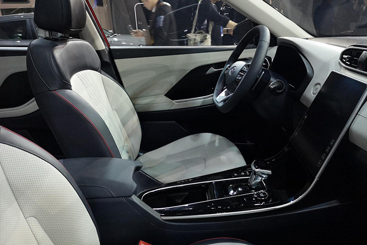 Bên trong Hyundai ix25 2019 là không gian nội thất được thiết kế tối giản với vô lăng nhỏ nhắn, mặt táp-lô gọn gàng và cửa gió điều hòa nằm ngang. Đặc biệt, xe sẽ được trang bị màn hình thông tin giải trí cảm ứng cỡ lớn, đặt nằm dọc như nối liền với cụm điều khiển trung tâm bên dưới và gợi liên tưởng đến xe ôtô điện Tesla.