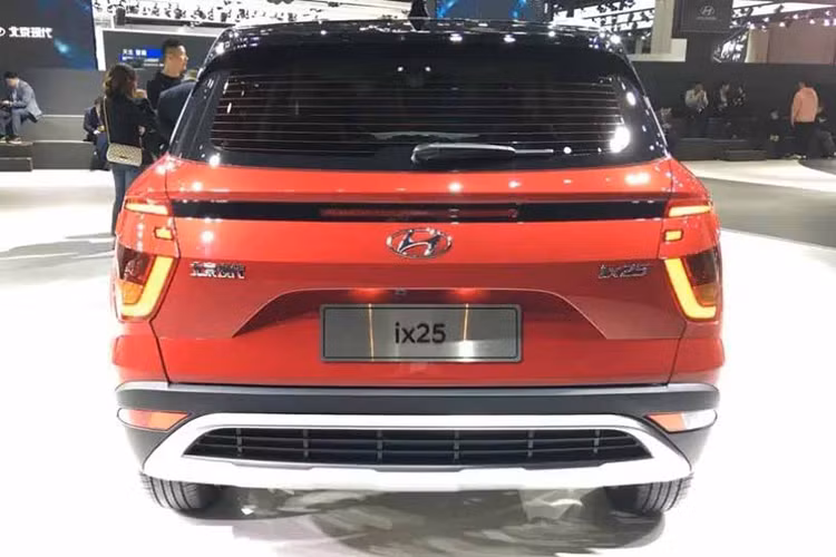 Điểm nhấn ở thiết kế đuôi xe chính là cụm đèn hậu cũng được thiết kế kéo dài từ trên xuống dưới, tạo cảm giác "tông xuyệt tông" với hệ thống đèn phía trước. Ngoài ra, xe còn sở hữu hốc bánh vuông vức, bộ vành hợp kim 5 chấu kép phối 2 màu và nẹp thân bằng nhựa màu đen.