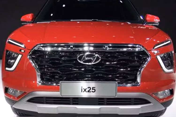 Ngoài ra, chiếc crossover cỡ nhỏ ix25 trên đường thử còn được sơn màu trắng toàn bộ, ngay cả phần nóc. Điều này khác hoàn toàn so với màu sơn đỏ và cột trắng của chiếc Hyundai ix25 2019 từng được ra mắt tại Trung Quốc. Nằm hai bên lưới tản nhiệt là hệ thống đèn Composite Light.