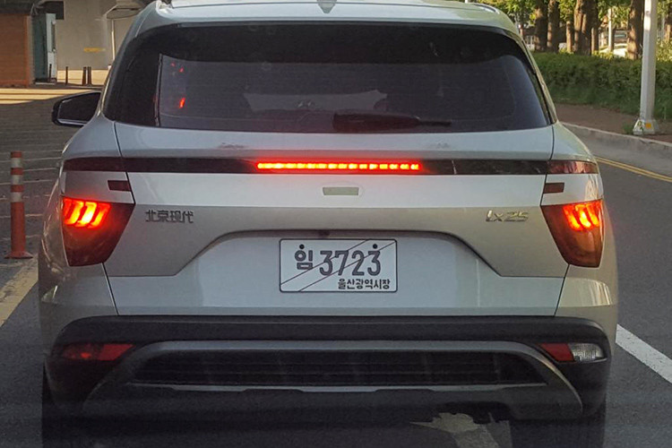 Hyundai ix25 2019 chạy thử tại Hàn Quốc được trang bị lưới tản nhiệt Cascading Grille nhưng đi kèm 4 nan mạ crôm nằm ngang bên trong. Trong khi đó, chiếc ix25 2019 tại Trung Quốc dùng lưới tản nhiệt màu đen với mắt lưới đan xen theo phong cách của Sonata và Palisade mới.