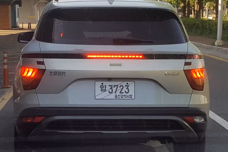 Hyundai ix25 2019 chạy thử tại Hàn Quốc được trang bị lưới tản nhiệt Cascading Grille nhưng đi kèm 4 nan mạ crôm nằm ngang bên trong. Trong khi đó, chiếc ix25 2019 tại Trung Quốc dùng lưới tản nhiệt màu đen với mắt lưới đan xen theo phong cách của Sonata và Palisade mới.