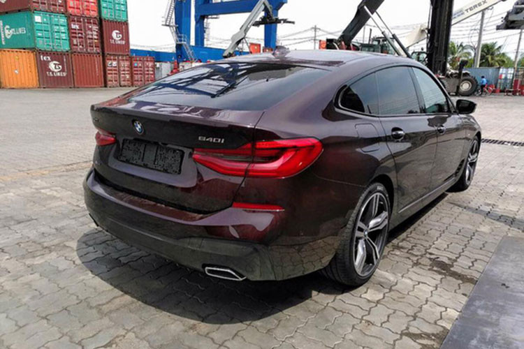 Phiên bản BMW 640i Gran Turismo 2018 đầu tiên “cập cảng” về Việt Nam sở hữu bộ bodykit thể thao M Sport. Gói trang bị này thể hiện ở bộ la-zăng hợp kim 5 chấu kích thước lớn, ống-xả kép và ốp bậc cửa. Ở phía sau cụm đèn hậu 3D mang lại cảm giác thể thao mạnh mẽ.