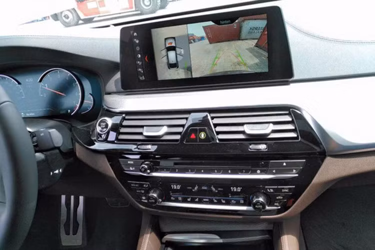 Đặc biệt, cốp sau của BMW 6-Series Gran Turismo 2018 đã được được tái thiết kế, nằm thấp hơn 64mm so với loại trên BMW 5-Series GT, tăng thể tích lên 610 lít. Con số này sẽ tăng lên 1.800 lít khi người dùng nhấn vào nút trong cốp và hàng ghế sau được gập xuống và nhiều chi tiết được làm bằng gỗ sang trọng hút ánh nhìn.