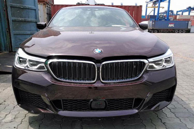 Vào thời điểm cuối tháng 5, chiếc xe sedan hạng sang BMW 640i Gran Turismo 2018 đầu tiên về Việt Nam đã cập cảng VICT – TP HCM. Tuy nhiên, thời điểm đó do vướng mắc các giấy tờ liên quan và đến bây giờ mới hoàn thiện thủ tục thông quan, theo dạng nhập khẩu tư nhân.