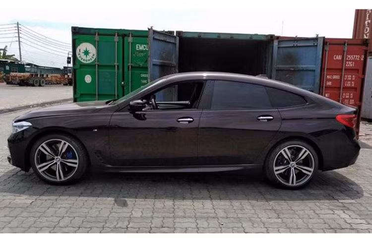Thông số kích thước kỹ thuật của mẫu xe sang BMW 640i Gran Turismo 2018 với số đo chiều dài x cao x rộng tương ứng là: 5.091 x 1.902 x 1.538 (mm), chiều dài cơ sở 3.070 mm. Thiết kế của xe vẫn duy trì kết cấu đặc trưng của hãng như lưới tản nhiệt hình quả thận, cụm đèn pha LED kéo dài, cản trước là những hốc hút gió lớn.