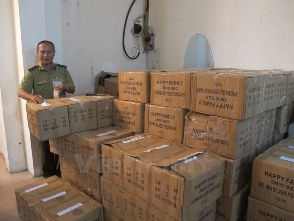 Số pháo hoa điện trên được cất giữ trong 49 hộp carton. (Ảnh: Đức Duy/Vietnam+)