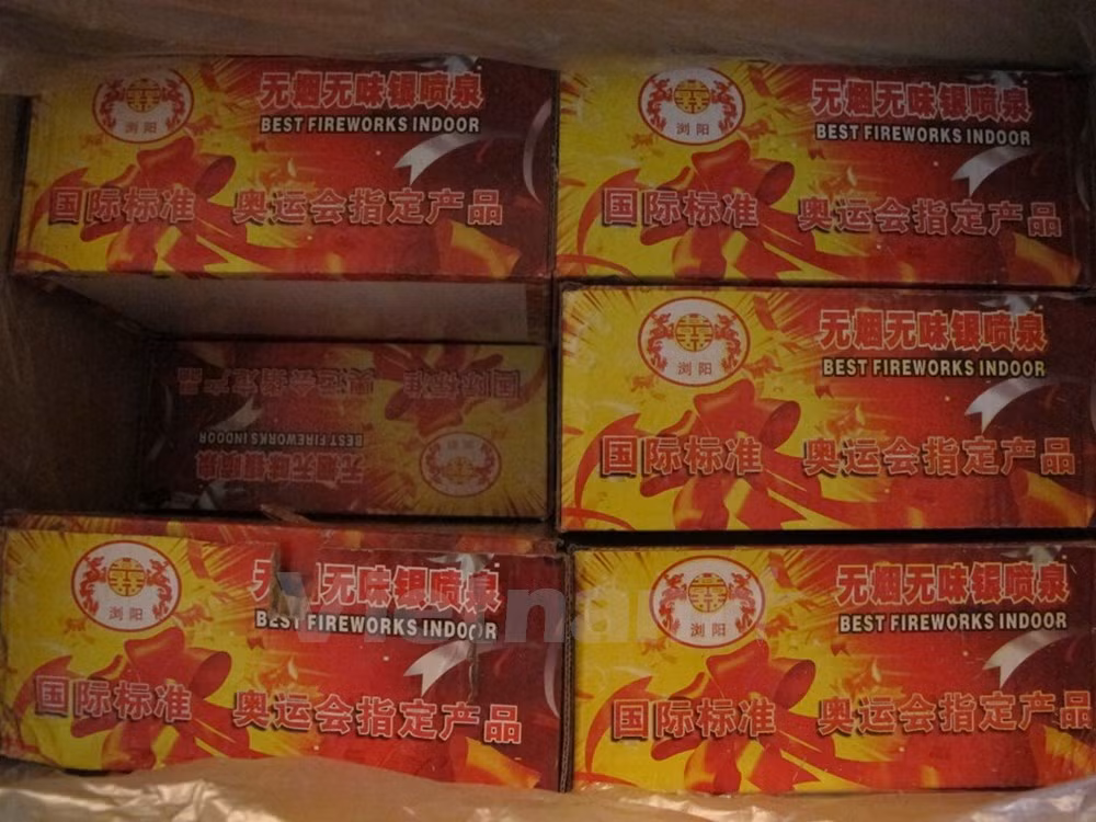 Thống kê có khoảng 17.640 quả pháo hoa điện, trọng lượng lô hàng gần 2 tấn hàng hóa. (Ảnh: Đức Duy/Vietnam+)
