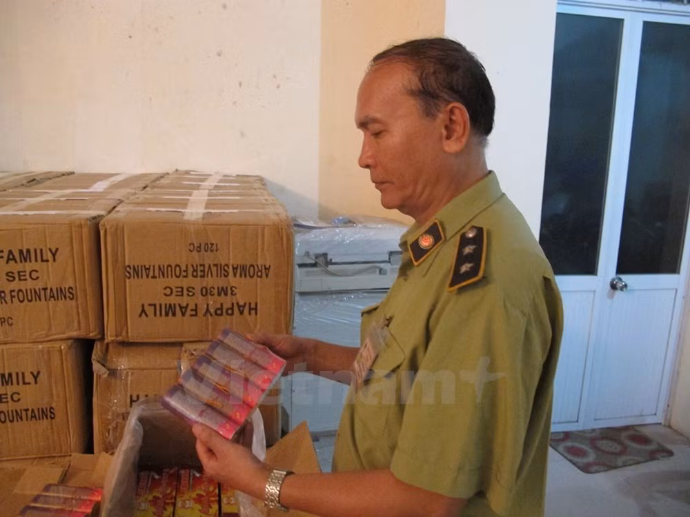 Cán bộ Đội Quản lý thị trường số 5 kiểm đếm pháo hoa điện nhập lậu vừa thu giữ trên địa bàn. (Ảnh: Đức Duy/Vietnam+)