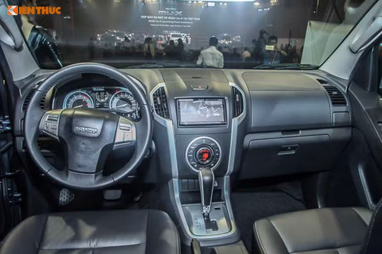 Nội thất bên trong xe cũng có thiết kế tương đồng với "người anh em" bán tải D-Max, từ thiết kế bảng taplo cho tới vô lăng hay ghế ngồi. Isuzu MU-X được trang bị 7 ghế ngồi và được bọc da toàn bộ sang trọng, nội thất cũng được thiết kế rộng rãi hơn nếu so với mẫu bán tải.