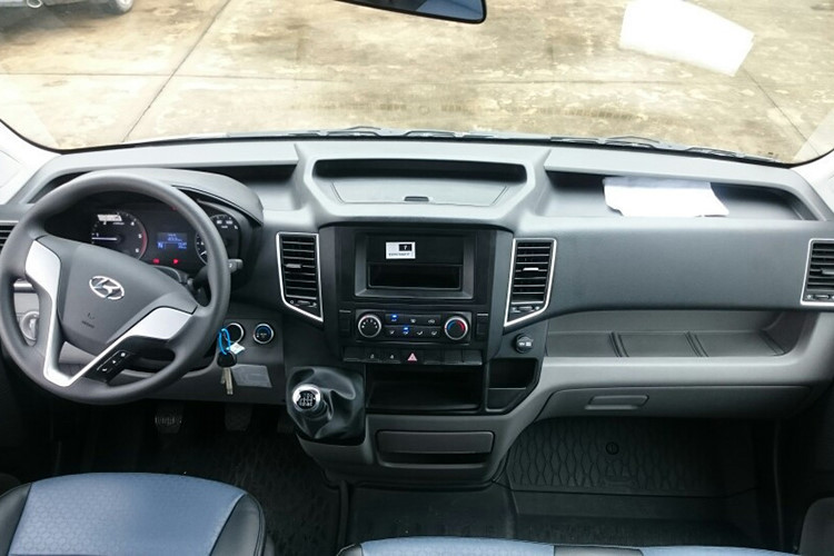 Bên trong nội thất của Hyundai Solati 2018 đơn giản nhưng không kém phần hiện đại. Cụ thể, xe được trang bị vô-lăng 3 chấu tích hợp các phím chức năng, cửa sổ chỉnh điện, điều hòa hai vùng độc lập, phía bảng táp lô là màn hình TFT 4.2 inch kết hợp hệ thống giải trí, ghế lái chỉnh điện theo tiêu chuẩn Châu Âu có thể điều chỉnh 6 hướng.