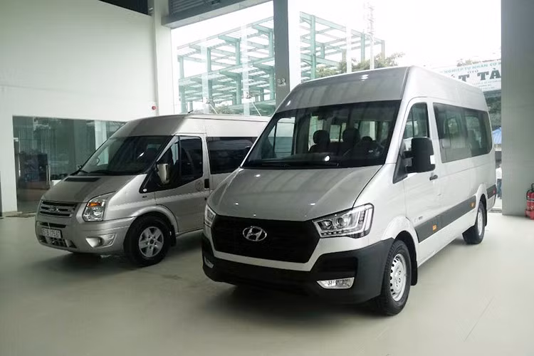 Tuy nhiên đến tháng 8/2017, khi Hyundai Thành Công chính thức trở thành nhà sản xuất và phân phối độc quyền dòng xe thương mại và xe du lịch mang thương hiệu Hyundai thì mẫu mẫu xe van Solati cũng không còn do THACO phân phối. Kể từ đó đến nay, Hyundai Solati cũng không còn xuất hiện trên thị trường xe minibus.