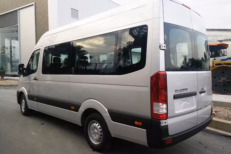 Xe nổi bật với bộ lưới tản nhiệt dạng hình thang lớn mạ crôm sáng, cụm đèn pha sử dụng bóng Projector tùy chọn, tích hợp thêm dải đèn LED chiếu sáng ban ngày ấn tượng. Hông xe được trang bị thêm các đèn báo rẽ, đuôi xe sở hữu đèn hậu dạng LED chia thành tầng tích hợp đèn xi-nhan. Một phần đèn hậu tích hợp trên cao,...