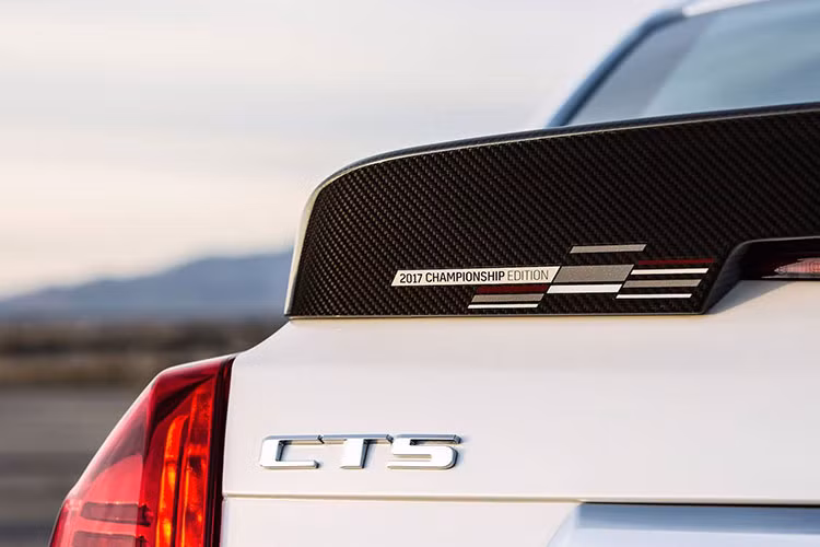 Ngoài ra, gương chiếu hậu của xe cũng được phối màu đỏ (Red Obsession) đầy cá tính, logo xe đua DPi-V.R cũng được trang bị... Cùng với đó trên kính, phanh hiệu suất Brembo® và bộ mâm hợp kim đa chấu V-Series mới của Cadillac cũng mang những điểm khác biệt hoàn toàn bản thường.