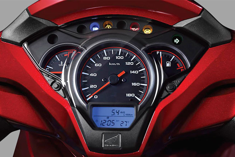 Khi đèn hiển thị chữ T sáng trên màn hình điện tử của xe thì có nghĩa là hệ thống HSTC đang làm việc để kiểm soát độ bám đường cho xe. Trang bị này trên SH300i 2019 được đánh giá là nỗ lực không ngừng của Honda trong việc nâng cấp sản phẩm để đem lại những trải nghiệm tuyệt vời và xứng tầm cho người dùng.