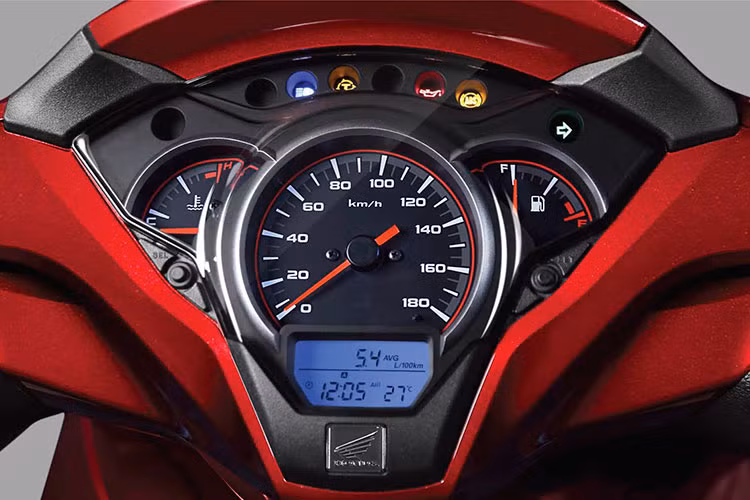 Khi đèn hiển thị chữ T sáng trên màn hình điện tử của xe thì có nghĩa là hệ thống HSTC đang làm việc để kiểm soát độ bám đường cho xe. Trang bị này trên SH300i 2019 được đánh giá là nỗ lực không ngừng của Honda trong việc nâng cấp sản phẩm để đem lại những trải nghiệm tuyệt vời và xứng tầm cho người dùng.