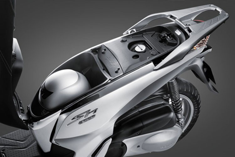 Phiên bản Honda SH300i mới này, sẽ vẫn được thừa hưởng những tiện ích vượt trội của những chiếc xe máy tay ga Honda cao cấp như hệ thống khóa thông minh (Smart Key), hệ thống phanh tiêu chuẩn ABS 2 kênh cùng cốp đựng đồ dung tích 19 lít chứa được một mũ bảo hiểm cả đầu.