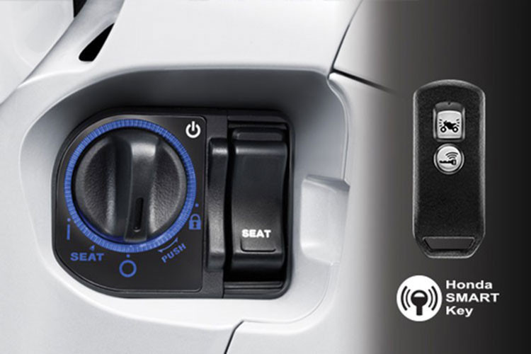 Honda SH300i 2019 tiếp tục sở hữu diện mạo sang trọng, đẳng cấp với những đường nét thiết kế tinh tế, mang đậm phong cách châu Âu cùng với hệ thống chiếu sáng toàn bộ bằng đèn LED. Mặt đồng hồ được bố trí lại và bổ sung đèn hiển thị HSTC giúp người lái dễ dăng nhận biết hơn.