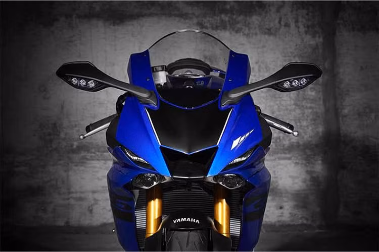 Kể từ khi ra mắt lần đầu vào năm 1998, mẫu sportbike Yamaha R6 đã trở thành một trong những "anh đại" trong phân khúc 600 cc, với hiệu năng vận hành hấp dẫn nhiều tay lái trên toàn Thế giới. Tính tới nay, trải qua 20 năm nhưng R6 mới có tổng cộng 4 thế hệ cùng 7 đợt nâng cấp lớn khác nhau.
