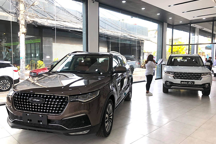 Hiện showroom đang trưng bày hai chiếc xe SUV 5 chỗ có tên gọi Zotye Z8 và BAIC Q7. Cả hai mẫu xe này từng xuất hiện tại Việt Nam, cụ thể là Hải Phòng. Cả hai mẫu xe đều mang phong cách khá giống với những chiếc xe hạng sang của thương hiệu Anh quốc - Land Rover.