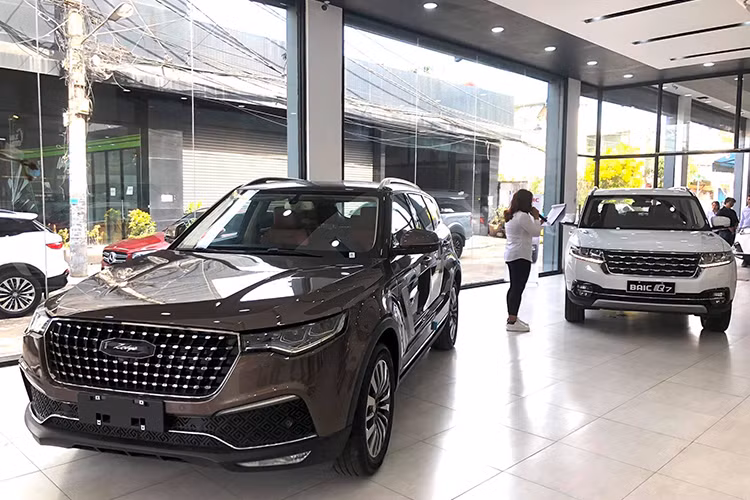 Hiện showroom đang trưng bày hai chiếc xe SUV 5 chỗ có tên gọi Zotye Z8 và BAIC Q7. Cả hai mẫu xe này từng xuất hiện tại Việt Nam, cụ thể là Hải Phòng. Cả hai mẫu xe đều mang phong cách khá giống với những chiếc xe hạng sang của thương hiệu Anh quốc - Land Rover.