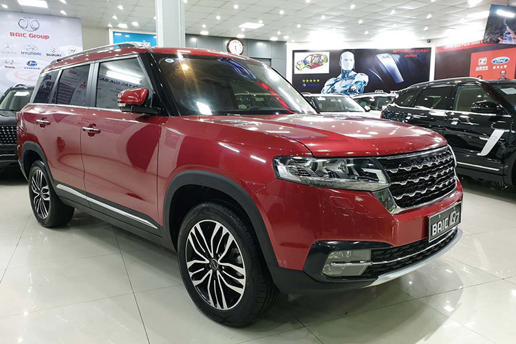 Thiết kế xe BAIC Q7 Trung Quốc cũng tương tự những "người anh em" đồng hương khác, khá giống với Range Rover, từ cách bố trí lưới tản nhiệt, kiểu dáng vuông vức cho đến dải kinh hông kéo dài đặc trưng. Cụm đèn hậu của của mẫu xe nhái Range Rover này bị đánh giá là xấu hơn so với những phiên bản từng bị "đạo" phong cách xe sang tại Trung Quốc.