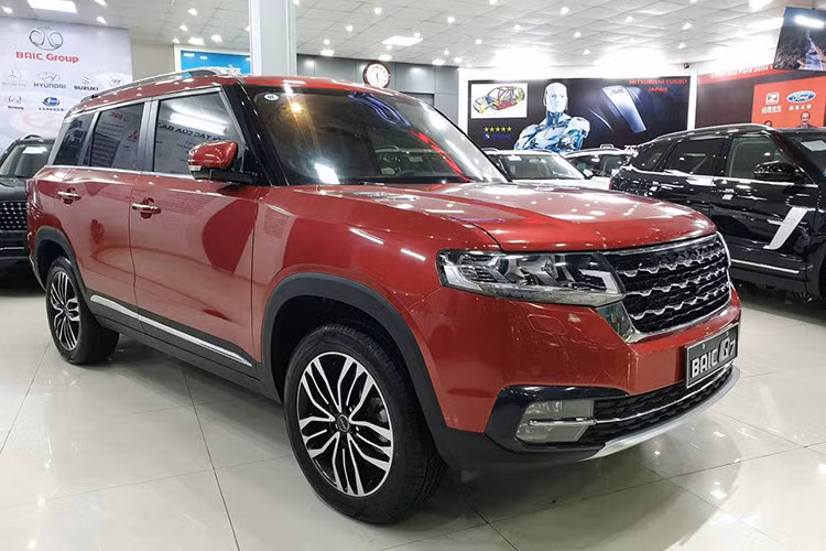 Thiết kế xe BAIC Q7 Trung Quốc cũng tương tự những "người anh em" đồng hương khác, khá giống với Range Rover, từ cách bố trí lưới tản nhiệt, kiểu dáng vuông vức cho đến dải kinh hông kéo dài đặc trưng. Cụm đèn hậu của của mẫu xe nhái Range Rover này bị đánh giá là xấu hơn so với những phiên bản từng bị "đạo" phong cách xe sang tại Trung Quốc.