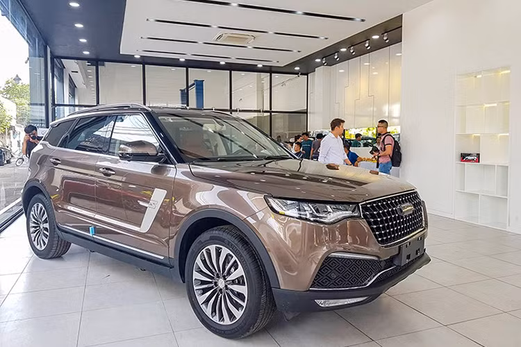 Xe SUV Zotye Z8 mới xuất hiện tại thị trường Việt. Xe có kích thước tương đương với mẫu xe SUV hạng sang Porsche Cayenne và to hơn cả Hyundai SantaFe hay Sorento. Cụ thể xe sở hữu kích thước dài x rộng x cao lần lượt là 4.748 x 1.933 x 1.697 mm, chiều dài trục cơ sở 1.850 mm, tuy nhiên xe lại chỉ có thiết kế 5 chỗ ngồi.