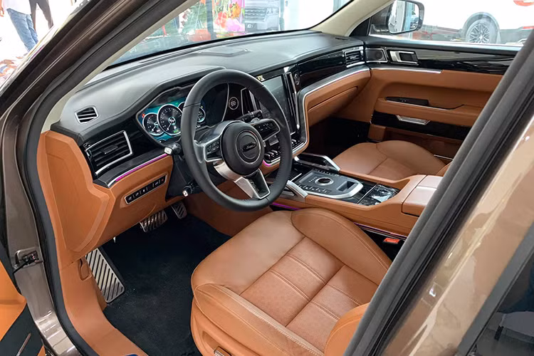 Xe được trang bị màn hình giải trí cảm ứng có kích thước 10 inch được đặt dọc giống như trên Volvo hay Tesla. Hệ thống âm thanh có thiết kế gần giống với loại Burmester sử dụng trên xe Mercedes-Benz. Ngoài ra, xe còn sở hữu phanh tay điện tử, công nghệ ngắt động cơ tạm thời và núm xoay chuyển chế độ hiện đại như SUV hạng sang Range Rover.