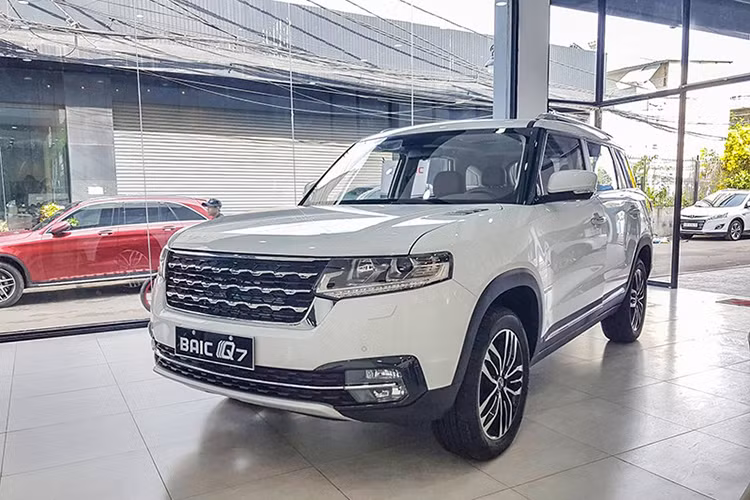 Trong khi đó, BAIC Changhe Q7 lần đầu tiên có mặt chính hãng tại Việt Nam. Xe sở hữu chiều dài 4.655 mm, rộng 1.855 mm, cao 1.720 mm và chiều dài cơ sở 2.670 mm. Tuy nhiên, điều khiến chiếc xe này gây sự chú ý chính là nó mang đậm phong cách xe SUV hạng sang Range Rover Sport đình đám của thương hiệu Anh quốc.