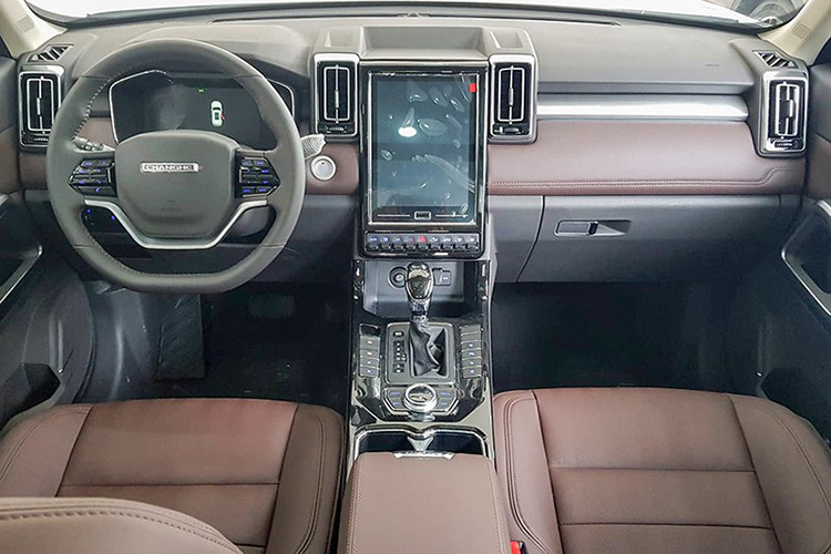 Trong khi đó, bố trí nội thất của BAIC Q7 lại là sự pha trộn giữa Range Rover (vô lăng) với Tesla (màn hình giải trí trung tâm 12 inch đặt dọc). Một vài tiện nghi khác có trên Q7 là bọc da, ghế lái chỉnh điện, có tích hợp sưởi và làm mát, cửa sổ trời toàn cảnh, đèn pha tự động, cần gạt mưa, điều hoà… Xe còn được trang bị cốp mở điện...