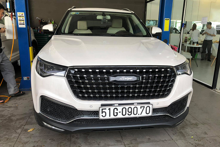 Ưu điểm của mẫu xe Zoyte Z8 mới này ngoài kích thước lớn, nội thất rộng còn đến từ cụm động cơ 2.0L Turbo sản sinh công suất tối đa 188 mã lực tại 5.000 vòng/phút, mô-men xoắn cực đại 250Nm tại 2.400 – 4.400 vòng/phút. Hộp số là loại tự động 8 cấp. Mức công suất khá khiêm tốn so với phân khúc xe Crossover 5 chỗ hiện nay.