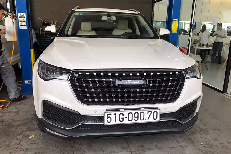 Ưu điểm của mẫu xe Zoyte Z8 mới này ngoài kích thước lớn, nội thất rộng còn đến từ cụm động cơ 2.0L Turbo sản sinh công suất tối đa 188 mã lực tại 5.000 vòng/phút, mô-men xoắn cực đại 250Nm tại 2.400 – 4.400 vòng/phút. Hộp số là loại tự động 8 cấp. Mức công suất khá khiêm tốn so với phân khúc xe Crossover 5 chỗ hiện nay.