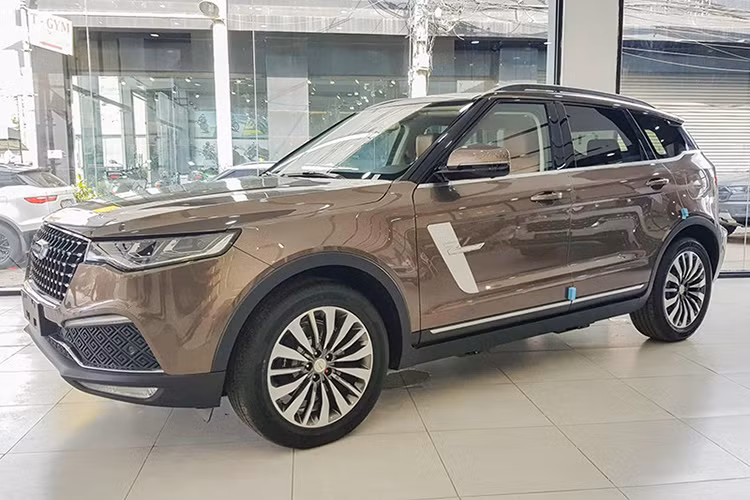 Ngoại hình của mẫu xe Trung Quốc Zoyte Z8 được thiết kế khá nổi bật với cụm đèn pha LED, bậc lên xuống đóng mở bằng điện, mâm đúc 19 inch, cốp xe đóng mở bằng điện, đèn hậu LED có đồ họa giống xe Jaguar. Nhìn chung ngoại hình của xe khá ổn nhờ kích thước bề thế và sang trọng.