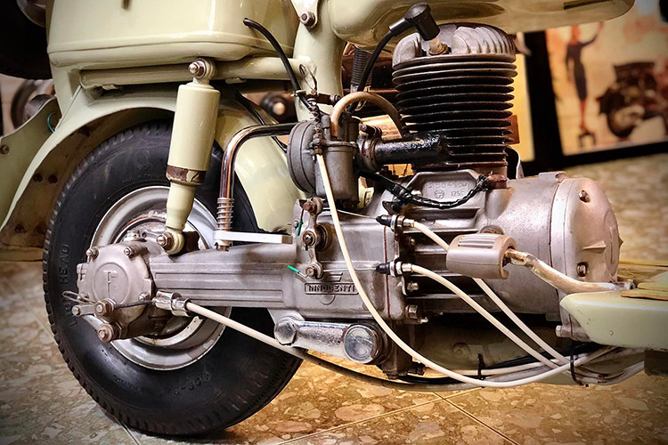 Lambretta Model F sở hữu khối lượng tương đối nhẹ, chỉ khoảng 60 kg, sử dụng vành kích cỡ 8 inch. Đồng thời, nhà sản xuất cho biết chiếc xe đạt vận tốc 70 km/h. Xe sử dụng động cơ 1 xi-lanh, 2 thì dung tích 123 cc, cho công suất 3,8 mã lực tại 4.500 vòng/phút, kết hợp hộp số tay 3 cấp.