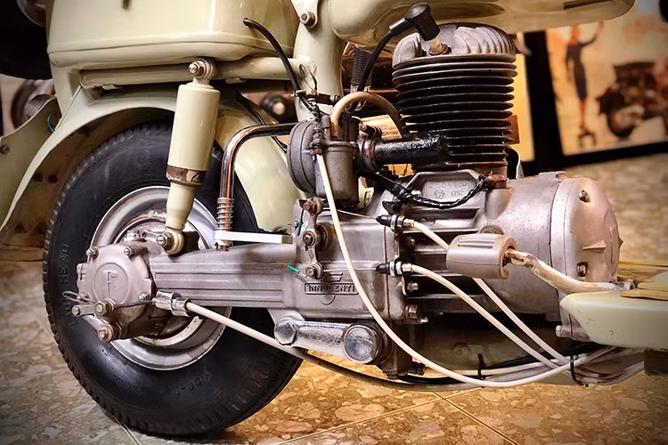 Lambretta Model F sở hữu khối lượng tương đối nhẹ, chỉ khoảng 60 kg, sử dụng vành kích cỡ 8 inch. Đồng thời, nhà sản xuất cho biết chiếc xe đạt vận tốc 70 km/h. Xe sử dụng động cơ 1 xi-lanh, 2 thì dung tích 123 cc, cho công suất 3,8 mã lực tại 4.500 vòng/phút, kết hợp hộp số tay 3 cấp.